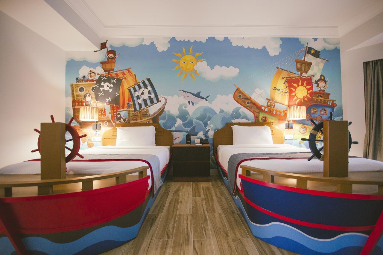 Sand & Sandals Desaru Beach Resort & Spa Dış mekan fotoğraf A room at the Great Wolf Lodge in Concord, North Carolina