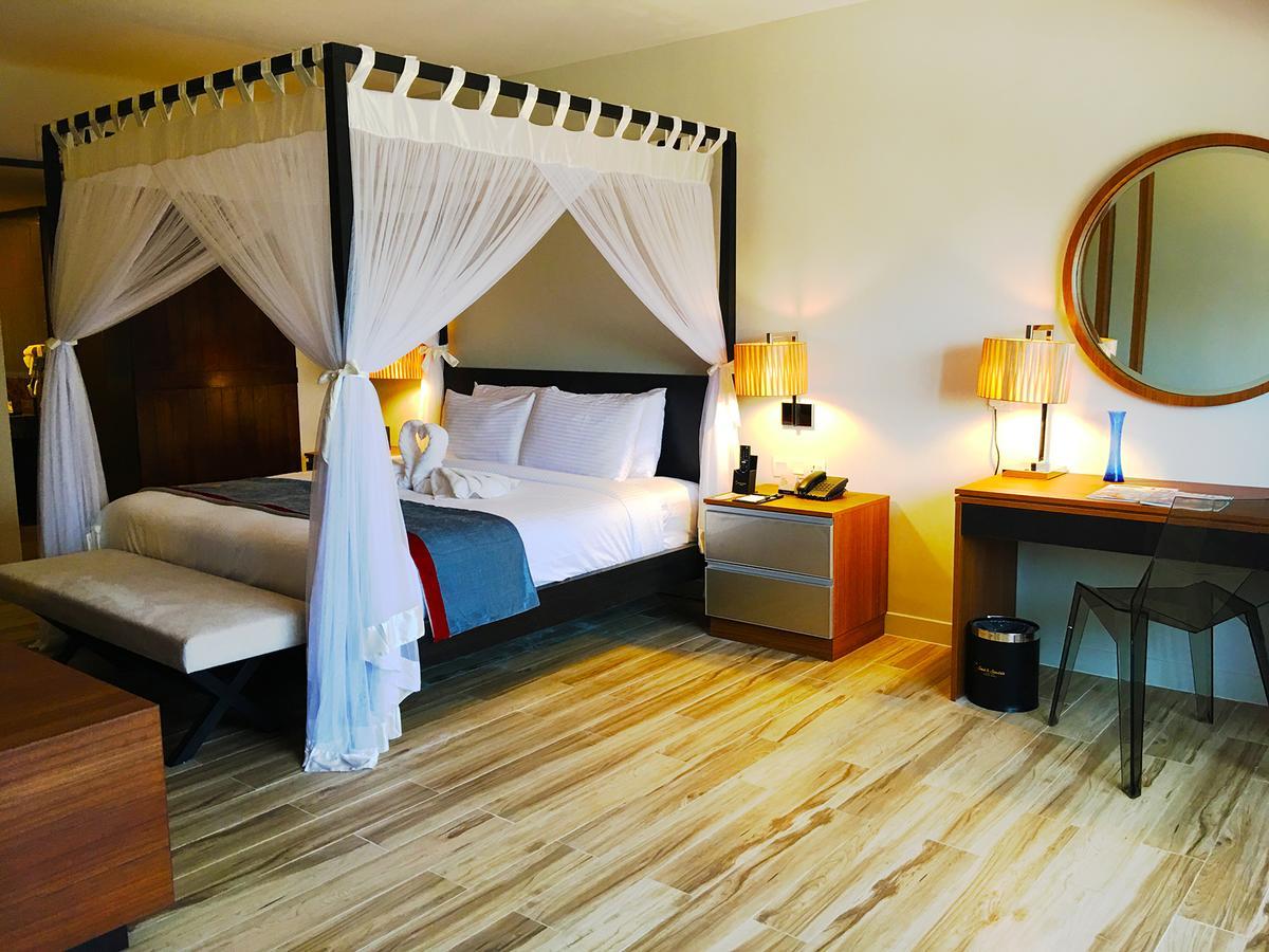 Sand & Sandals Desaru Beach Resort & Spa Dış mekan fotoğraf A room at the hotel