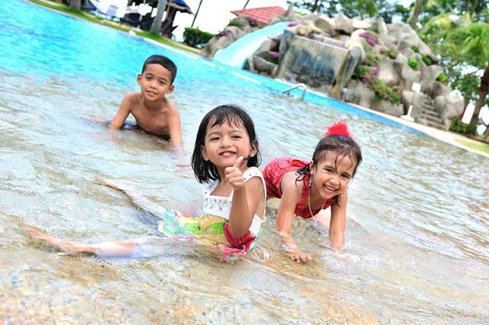 Sand & Sandals Desaru Beach Resort & Spa Dış mekan fotoğraf Children playing at a water park